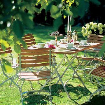 Gemütlixche Weishäupl Gartenstühle im Garten